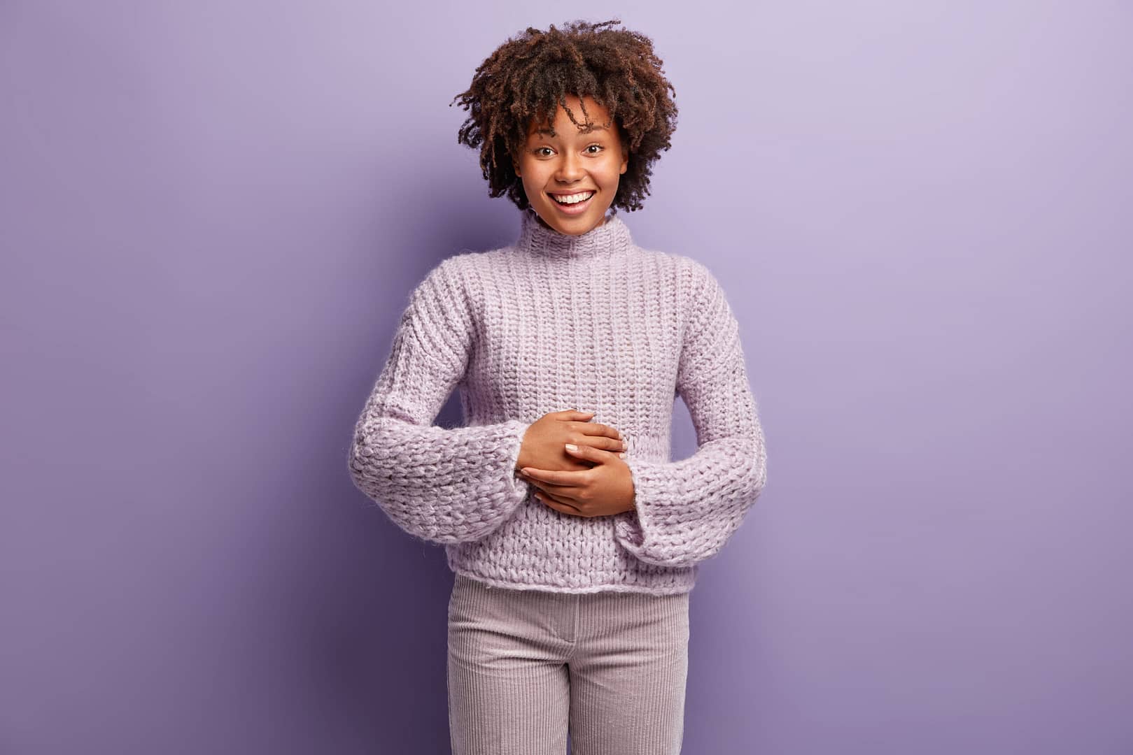 Femme heureuse dans connection ventre-cerveau en lavande-mauve